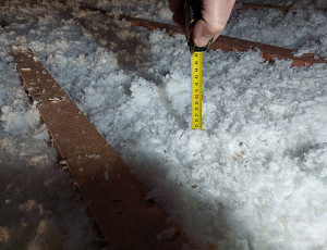 Zateplení stropu rodinného domu pomocí foukané izolace